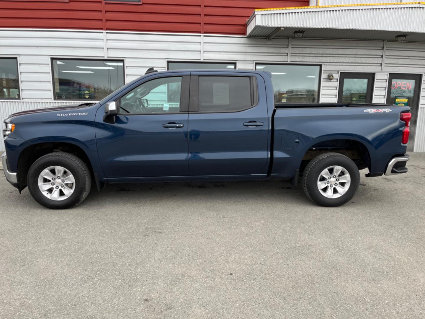 2022 BLUE /Black CHEVROLET SILVERADO 1500 LT (3GCUYDEDXNG) with an 5.3L engine, Automatic transmission, located at 1960 Industrial Drive, Wasilla, 99654, (907) 274-2277, 61.573475, -149.400146 - Photo#1